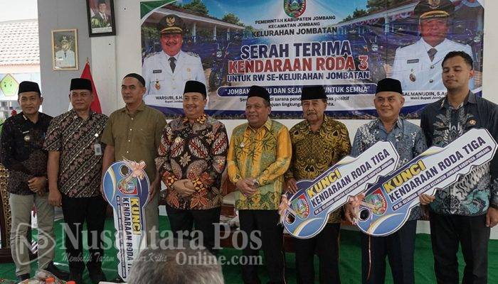 Pemkab Jombang Serahkan Kendaraan Roda Tiga di Kelurahan Jombatan