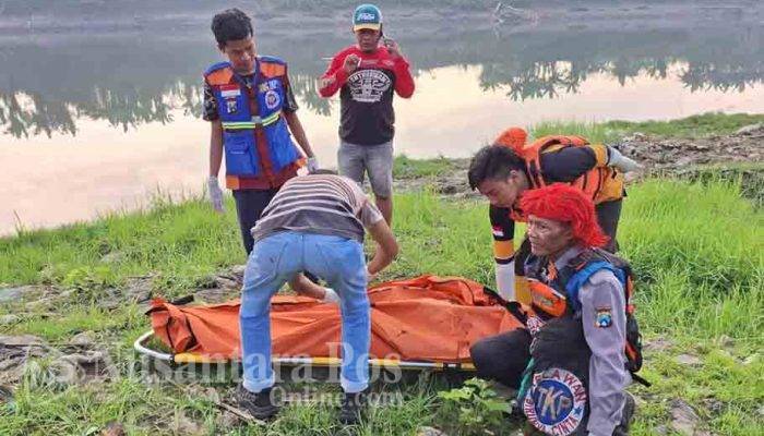Mayat Pria Tanpa Identitas Ditemukan Mengambang di Sungai Brantas Mojokerto