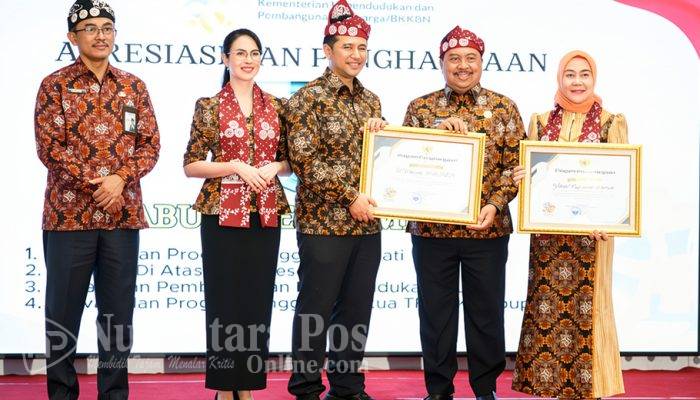 Harganas ke 33 : Bupati Warsubi dan Ketua TP PKK Jombang Mendapat Piagam Penghargaan dari BKKBN RI