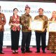 Harganas ke 33 : Bupati Warsubi dan Ketua TP PKK Jombang Mendapat Piagam Penghargaan dari BKKBN RI