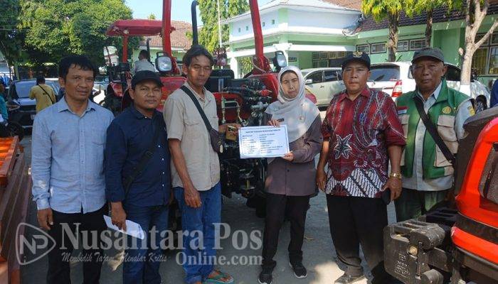 Perkuat Ketahanan Pangan, Disperta Jombang Salurkan Bantuan Alsintan Untuk 12 Poktan