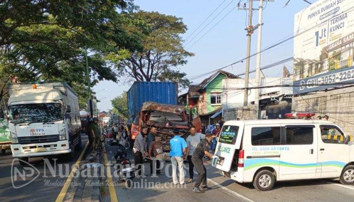 Truk Kontainer Tabrak 5 Motor di Pandaan, 4 Tewas 5 Luka-Luka