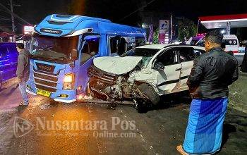 Toyota Rush Hantam Mobil Elf di Tambakberas Jombang
