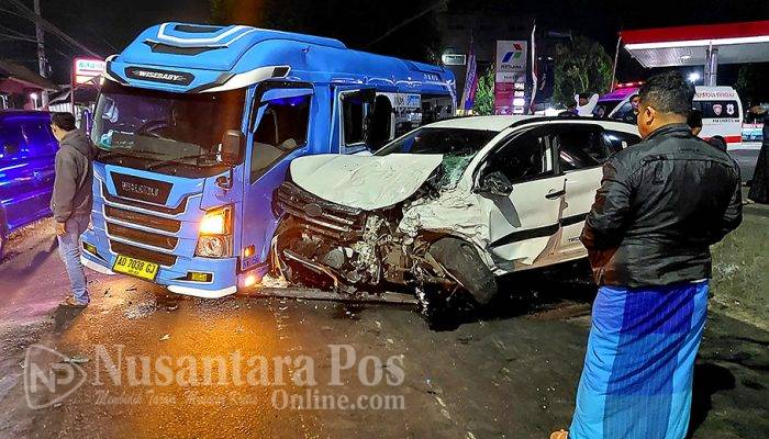 Toyota Rush Hantam Mobil Elf di Tambakberas Jombang