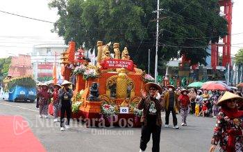 karnaval-mobil-hias-dan-hasil-bumi-hut-ke-81-ri-di-jombang (15) karnaval-mobil-hias-dan-hasil-bumi-hut-ke-81-ri-di-jombang (15)