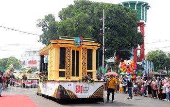 karnaval-mobil-hias-dan-hasil-bumi-hut-ke-81-ri-di-jombang (16) karnaval-mobil-hias-dan-hasil-bumi-hut-ke-81-ri-di-jombang (16)