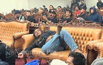 pendemo-duduk-kursi-pimpinan-dprd-pati-sambil-agkat-kaki-ke-meja (1)