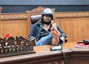 Viral ! Pendemo Duduk di Kursi Pimpinan DPRD Pati Sambil Angkat Kaki ke Meja