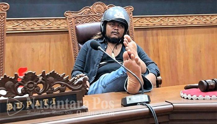 Viral ! Pendemo Duduk di Kursi Pimpinan DPRD Pati Sambil Angkat Kaki ke Meja