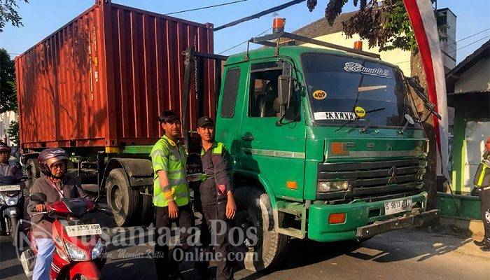 Sopir Mabuk, Truk Kontainer Tabrak Gerobak dan Motor PKL di Jombang