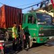 Sopir Mabuk, Truk Kontainer Tabrak Gerobak dan Motor PKL di Jombang