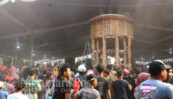 Bukan Main! Gunungan Tahu Raksasa Diarak Keliling Kampung, Warga Jombang Langsung Serbu Sampai Ludes!