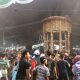 Bukan Main! Gunungan Tahu Raksasa Diarak Keliling Kampung, Warga Jombang Langsung Serbu Sampai Ludes!
