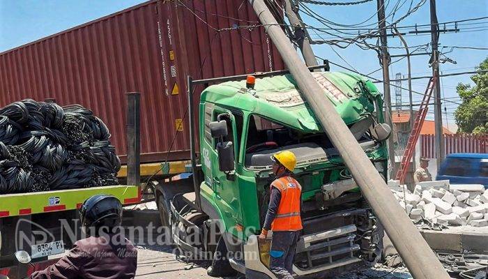 Truk Kontainer Hantam Truk Bata Ringan di Bypass Krian, 3 PJU Roboh