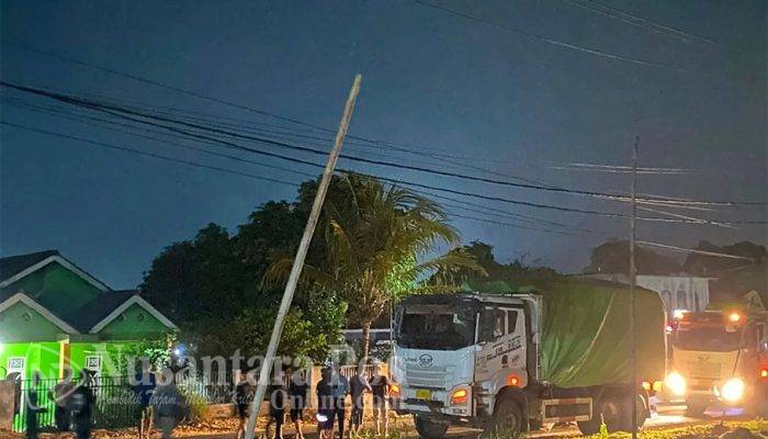 Konvoi Tronton Batu Bara Nekat Terobos Jalan Umum di Muara Enim, Warga Mengamuk Paksa Putar Balik