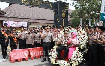 Tradisi Pedang Pora Iringi Pisah Sambut Kapolres Jombang
