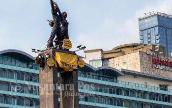 aktivis-greenpeace-panjat-patung-selamat-datang-bundaran-hi-1