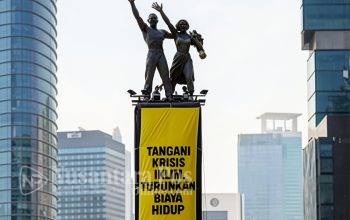 aktivis-greenpeace-panjat-patung-selamat-datang-bundaran-hi-2