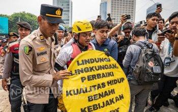 aktivis-greenpeace-panjat-patung-selamat-datang-bundaran-hi-3