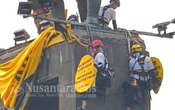 aktivis-greenpeace-panjat-patung-selamat-datang-bundaran-hi-4
