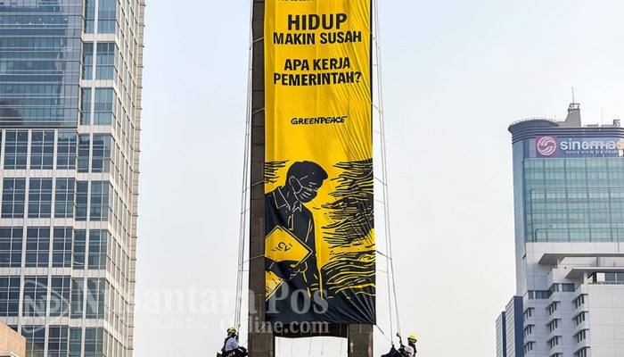 Protes Krisis Iklim dan Biaya Hidup, Aktivis Greenpeace Panjat Patung Selamat Datang Bundaran HI