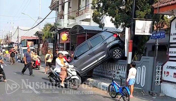 Viral! Salah Injak Pedal Gas, Mobil Lansia di Jombang “Nangkring” di Atas Pagar Rumah Tetangga
