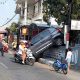 Viral! Salah Injak Pedal Gas, Mobil Lansia di Jombang “Nangkring” di Atas Pagar Rumah Tetangga