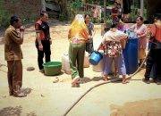 Dampak Kemarau, BPBD Muara Enim Salurkan 14 Ribu Liter Air Bersih di Desa Hidup Baru