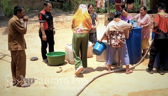 Dampak Kemarau, BPBD Muara Enim Salurkan 14 Ribu Liter Air Bersih di Desa Hidup Baru