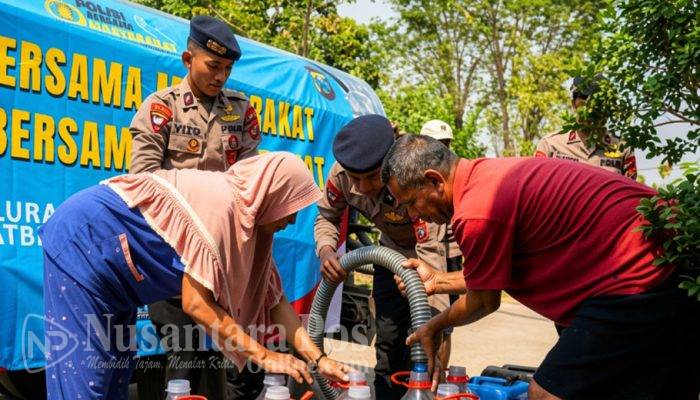 Brimob Polda Jatim Salurkan 40 Ribu Liter Air Bersih Untuk Warga Gresik dan Sidoarjo