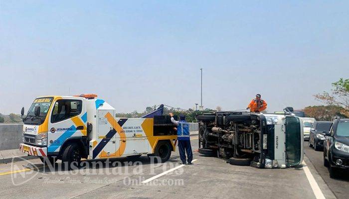 Oleng dan Berputar, Begini Kronologi Truk Boks Terguling di Tol Sumo KM 721