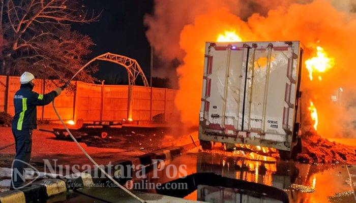 Diduga Korsleting Rem, Truk Boks Muat Wortel Hangus di Rest Area Tol Jombang