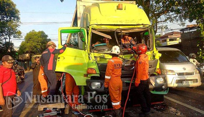 Truk Muatan Galon Tabrak Tronton di Keplaksari Jombang, Sopir Asal Klaten Terjepit Satu Jam